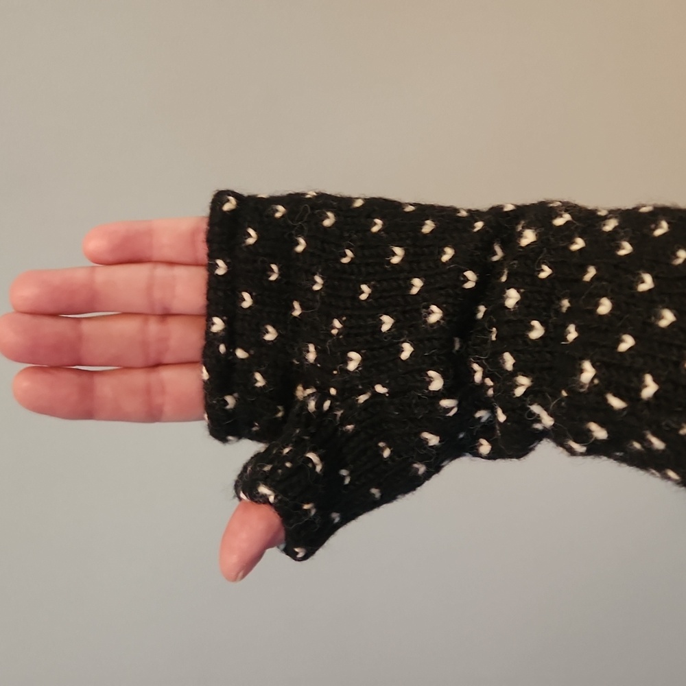 Black and White Knit Fingerless Gloves NWOT - Picture 5 of 5